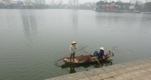 Taitava soutaja soutaa jaloillaan Länsijärvellä. Kuva: Paavo Tiitola
