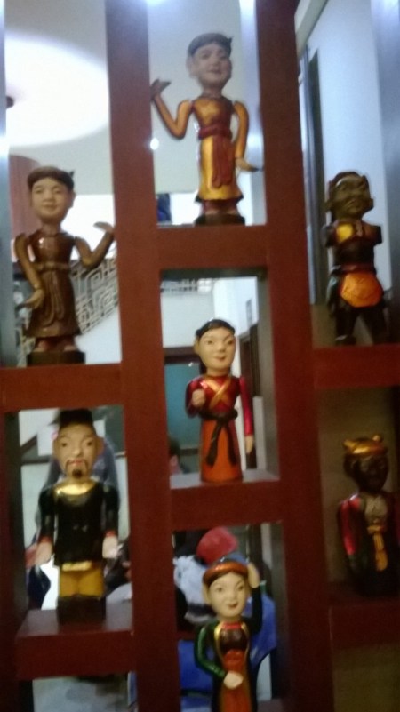 Vesinukketeatterin nukkeja teatterin kahvilassa