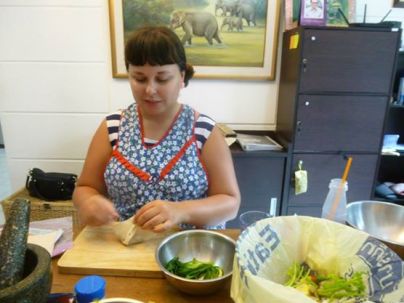 Valmistan kultaisia nyyttejä Angsanan kotona.