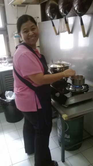 Kokkauskurssimme iloinen opettaja Angsana Andersson