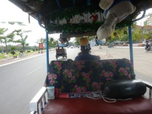 Matkaamme tässä harvinaisesti naiskuskin tuk-tukilla Phnom Penhissä.
