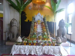 Siem Reapin kansallismuseon aulassa oleva uuden vuoden alttari. Kaikkialla kaupungilla oli ruokaa ja juomia notkuvia alttareita jumalille ja esi-isille uuden vuoden kunniaksi. 