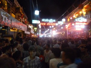 Uuden vuoden jauho- ja vesisotaa Pub Streetillä Siem Reapissa