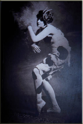 "Olga Glebova-Sudeikina (1885–1945), tunnettu pietarilainen avantgardistinen näyttelijä ja tanssija, jonka tanssista Vuohenjalkainen tuli Kulkukoira-kabareen symboli. (Kuva vuodelta 1913)."