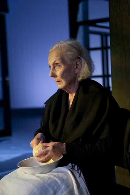 Kuvassa Seela Sella lastenhoitajana. Kuvaaja Stefan Bremer.