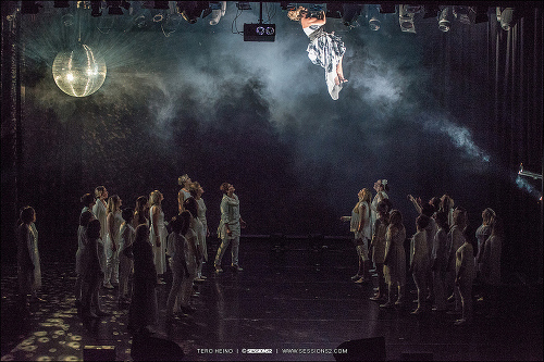 Juontaja Maria Sid laskeutuu katosta kesken Philomela-kuoron esityksen. Kuva on täältä: http://blog.qruiser.com/qx.fi/ 