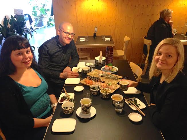 Minä, Tuulia ja Eero valmiina iskemään puikkomme ruokaan.