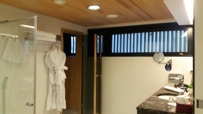 Sviitin kylpyhuone. Bloggaajamme kuva.