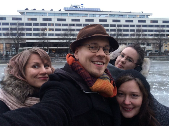 Meri (vasemmalla), Eero, Tuire (takana) ja Susanna (edessä) Radisson Blu Marina Palacen ja Aurajoen edessä.