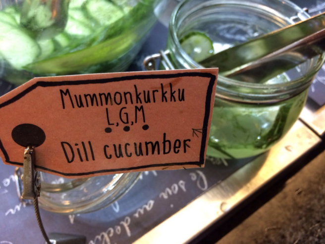 Aamupalapöydässä oli myös sympaattiset laput kertomassa tarjoiluista. Kuva: Meri Liukkonen