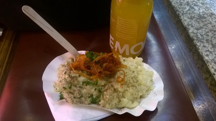 Ostimme ruokarekasta viidellä eurolla saksalaisperäiset Käsespätzle-pastaruuat. Oli hyvää! Kuva: EH