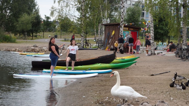 Musta ja Eirasta otti kuvia kamerallani paikan työntekijä Jonne.