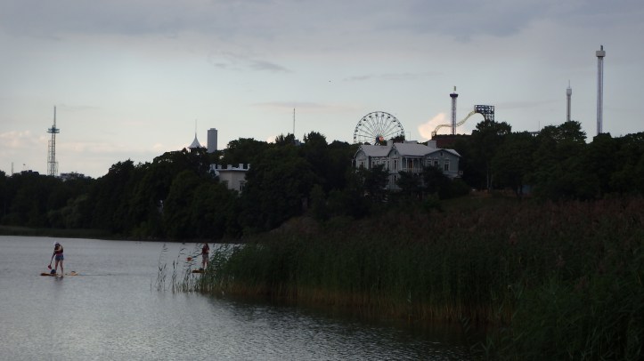 Taustalla näkyy Sininen Huvila ja Linnanmäki. Kuva: Elisa Helenius