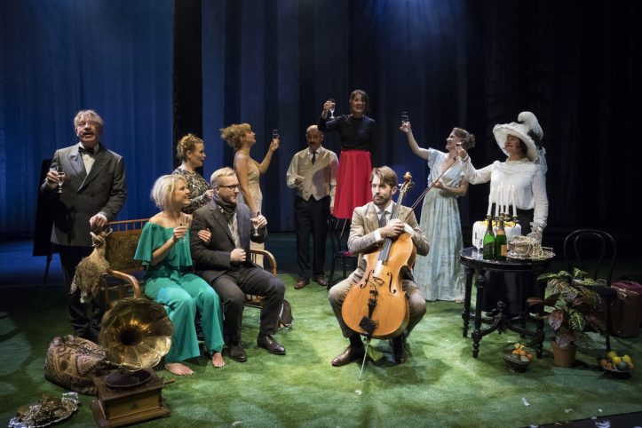 Kuvassa: Jari Pehkonen, Helmi-Leena Nummela, Ursula Salo, Petrus Kähkönen, Sanna-June Hyde, Rauno Ahonen, Aino Seppo, Tuukka Leppänen, Vappu Nalbantoglu ja Heidi Herala – Kuva © Mirka Kleemola