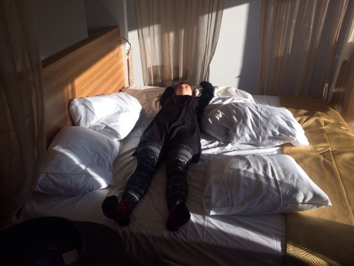 Meri makaa hotellin vuoteella