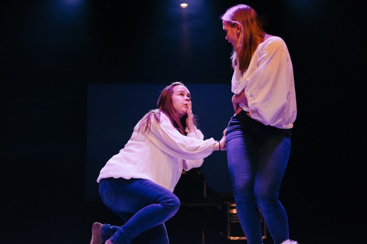 Glory Days. Katja Küttner (vas) ja Ella Lahdenmäki esittävät molemmat perheen tutkijaäitiä. Kuva: Mitro Härkönen