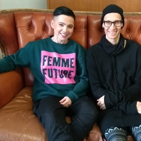 Annu Kemppainen ja Julius Elo istuvat Esitystaiteen Keskuksella. Kuva: Elisa Helenius