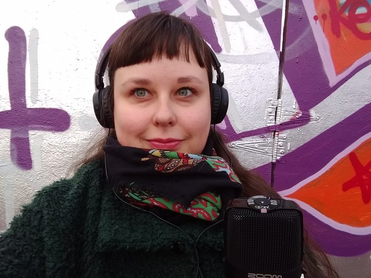 Ikuistin itseni radiokamojen kanssa Suvilahden graffiti-seinää vasten. 