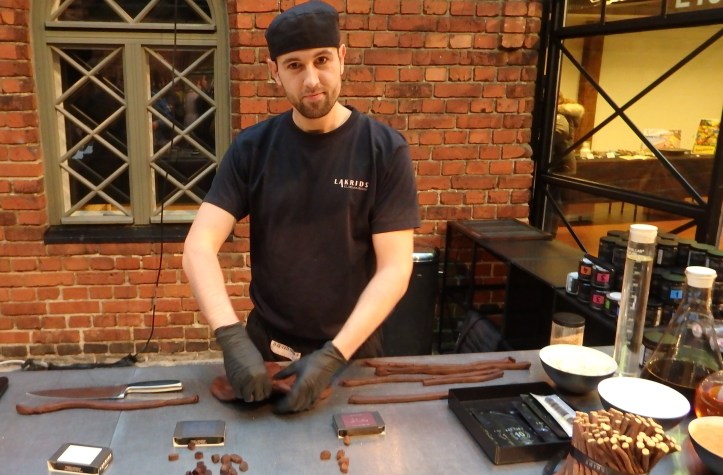 Seurasin lakritsin valmistusta ja maistoin uunituoretta kuumaa lakritsia!