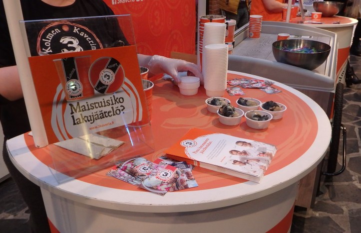 Kyllä kiitos! Kolmen kaverin jäätelömaistiainen teki kauppansa.