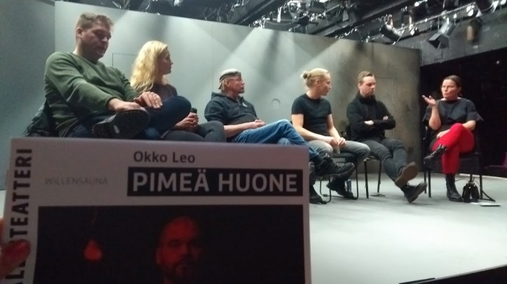 Kansallisteatterin viestinnän tuottaja Kirsi Helstelä haastatteli esityksen jälkeen valokuvaaja Mitro Härköstä, ohjaaja Aleksis Meaneyta ja näyttelijöitä. 