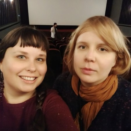 Elokuvakriitikot palveluksessanne, olkaa hyvä! Minä ja Lady Dandy -blogin Eija poseeraamme Kino Sõprusin leffasalissa ennen Jane-dokumentin alkua.