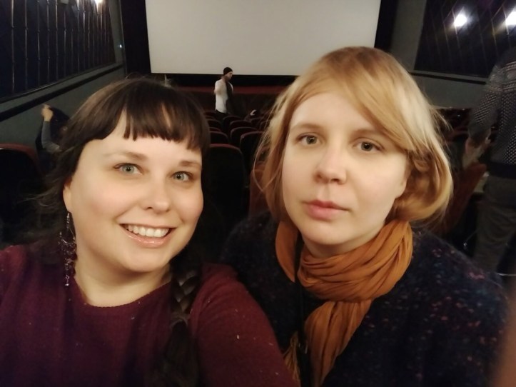 Elokuvakriitikot palveluksessanne, olkaa hyvä! Minä ja Lady Dandy -blogin Eija poseeraamme Kino Sõprusin leffasalissa ennen Jane-dokumentin alkua.