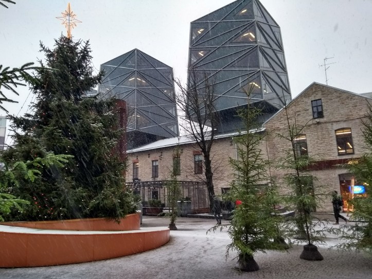 Rotermannissa Kalev-suklaan tehtaanmyymälän luona. Tulopäivänä satoi runsaasti lunta. 