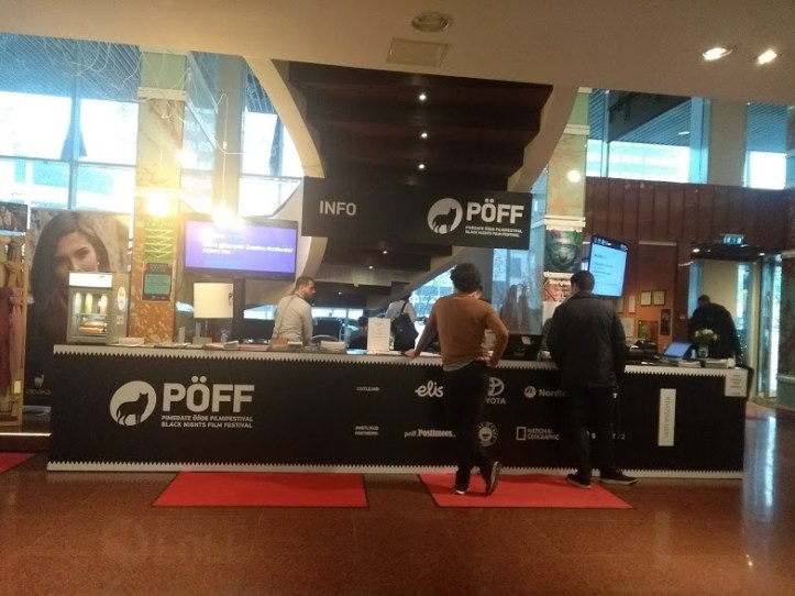 Pöffäilyä hotellin aulassa 