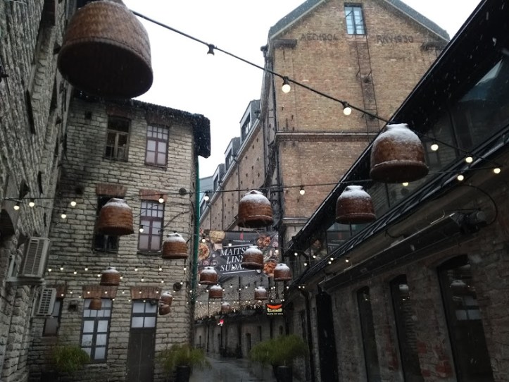 Rotermannin alue oli saanut nätit joulukoristeet.