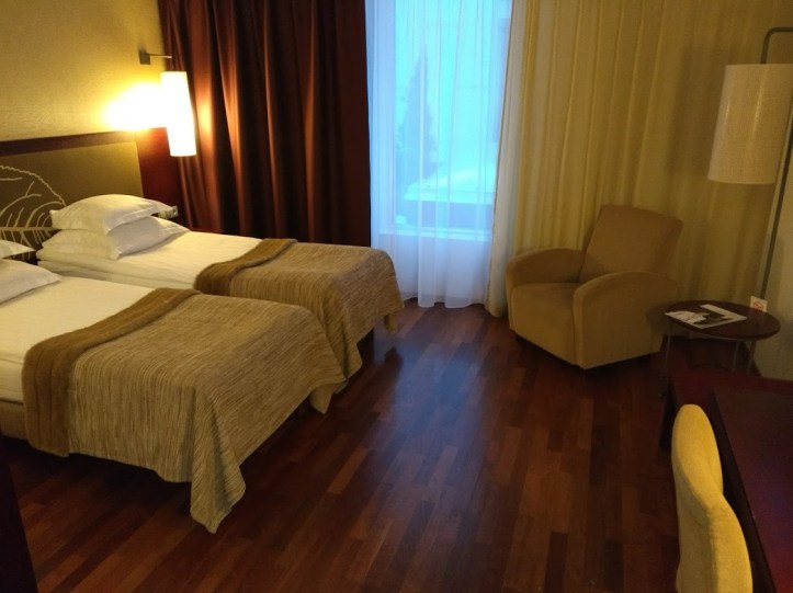 Hotellihuoneessa oli myös vedenkeitin, teetä ja kahvia. Tosin kraanavesi on Tallinnassa aika pahaa, joten huoneeseen piti ostaa omat vesipullot. 