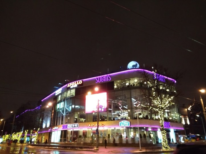 Solaris-kauppakeskuksen katolla ulvoi PÖFF:n susi. Solariksesta löytyy Apollo Solaris Kino -leffateatteri.