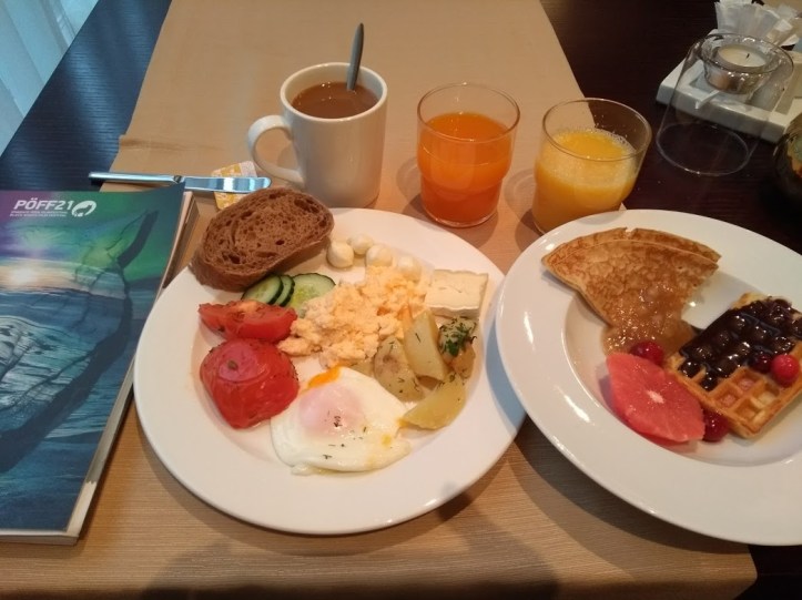 Aamupalabuffetin antimia hotellin Monaco-ravintolassa. 