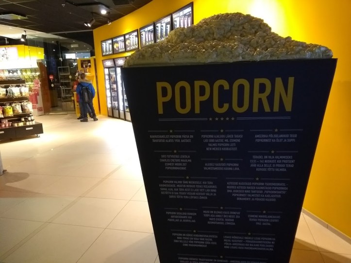 Rakastan tutkia, mitä erilaisia leffaeväitä ulkomailla myydään! :D Coca-Cola Plazassa oli muun muassa lämpimiä tacoja dipillä ja erilaisia makupopcorneja.