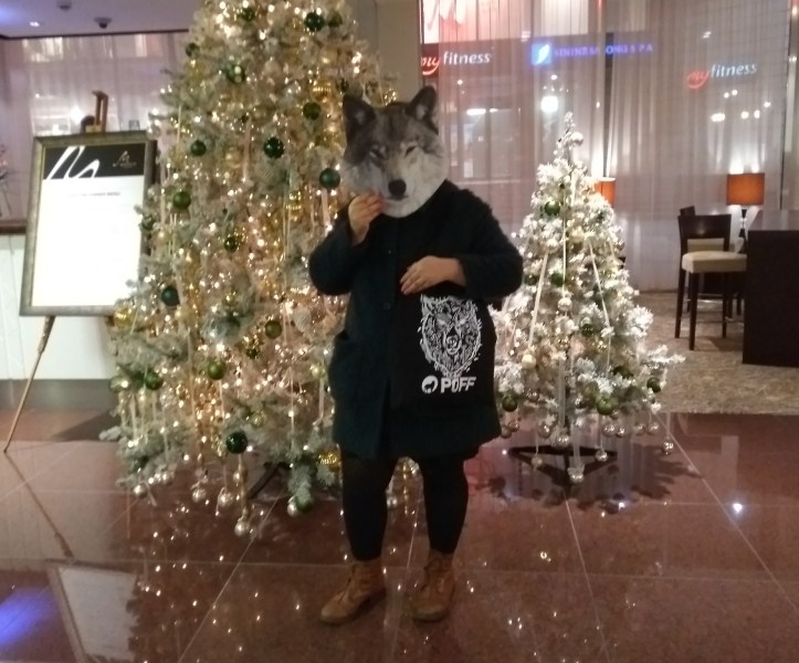 Leikin sutta Nordic Hotel Forum -hotellimme sisääntuloaulassa. 