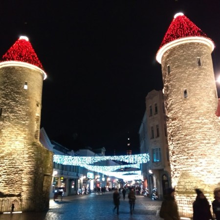 Vanhankaupungin postit tornit olivat saaneet tonttuhatut.