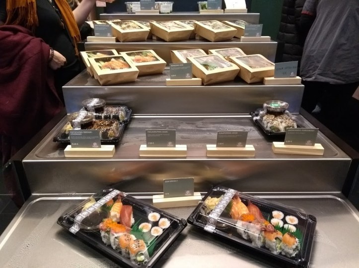 Solaris-kauppakeskuksesta löytyy sekä kellarikerroksesta kuvan Tokumaru Ramen & Sushin tuore takeaway-piste että toisesta kerroksesta ravintola, joissa molemmissa vierailimme matkamme aikana. Nam. 