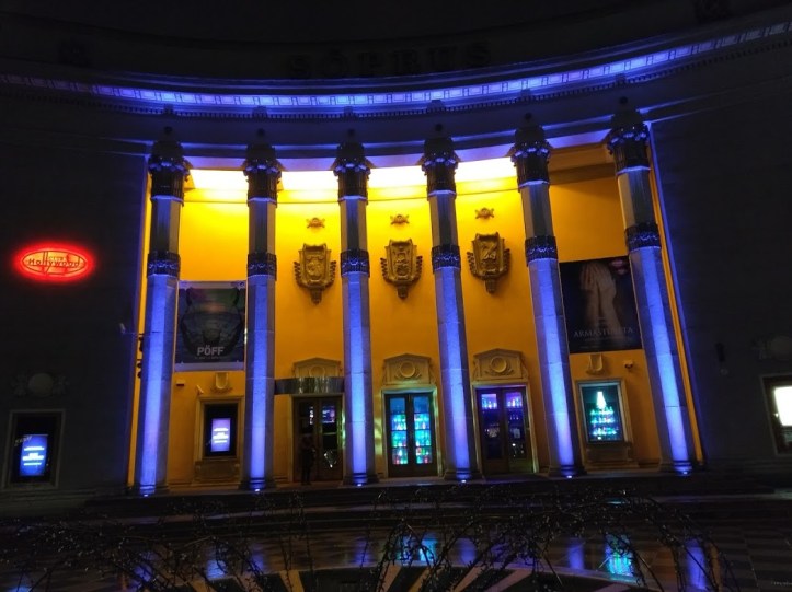 Vuonna 1955 Tallinnan keskustaan avattu Kino Sõprus on vanhin Tallinnassa yhä toiminnassa oleva elokuvateatteri. Sisällä on yläkerroksessa yksi upea sali, jossa on myös kahvila-baaritiski. Kino Sõprusin etuosassa on nykyisin yökerho, ja elokuvateatteriin vie huomaamaton ovi sivussa.