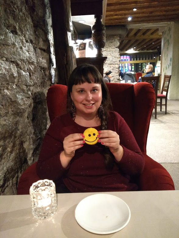 Yöllä hymyilytti Kino Sõprusin viereisessä Reval Caféssa. En vain voinut jättää ostamatta tuota hymynaamakeksiä. Reval Cafélla on Tallinnassa 12 kahvilaa, ja se on poikkeuksellisen viihtyisä kahvilaketju. PÖFF:in elokuvalipulla olisi saanut täältä kahvin eurolla, mutta tilasin Irish Coffeen. 