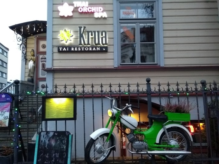 Kruassa on nätti sisustus ja hyvää thaikkuruokaa. Paikka löytyy ihan vanhankaupungin ja uuden kaupungin rajalta läheltä vihreässä puutalossa olevaa Tai Boh -ravintolaa. 