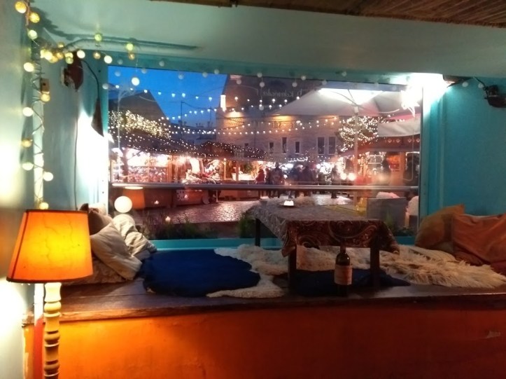 Raatihuoneentorilla sijaitseva tunnelmallinen Kehrwieder Saiakang Chocolaterie on yksi lempikahviloistani Tallinnassa. Ikkunoista avautuu kaunis näkymä joulutorille.