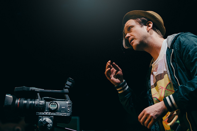 Kuvassa on Eevan kolmekymppisen pojan roolissa oleva Arttu Kapulainen. Kuvaaja Mitro Härkönen