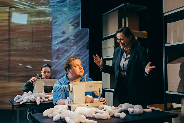 Näytelmässä on hauska pupu-teema. Kuvassa Maria Kuusiluoma, Tuomas Uusitalo ja Pirjo Luoma-aho. Kuvaaja Mitro Härkönen