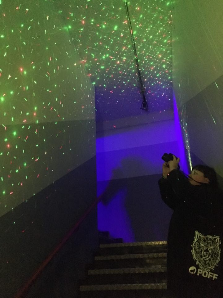 Taina ikuisti mut kuvaamassa Glorian portaikossa. 