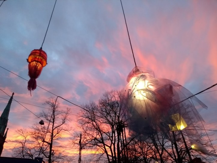 Lyhtypuisto tiistain upean pinkin auringonlaskun aikaan. 