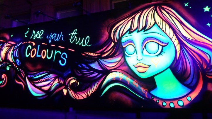 Kasarmikadulle rakentui UV-valomaaleilla maalattu graffitikontti Ultraviolet Gallery. Ultraviolet Gallery on kuuden kotimaisen graffititaiteilijan yhteisteos, joka on toteutettu merikontteihin ultraviolettisäteilyä hyväksikäyttäen.