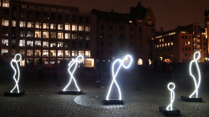 Kasarmitorilla oli palestiinalais-libanonilaisen taiteilijan alaa minawin minimalistinen neonvaloteos "my light is your light…", joka kuvaa pakomatkalla vaeltavaa pakolaisperhettä. 