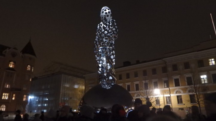 Pääsin eilen ekaa kertaa näkemään läheltä Pekka Kauhasen teoksen Valon tuoja. Talvisodan kansallinen muistomerkki paljastettiin yleisölle Helsingin Kasarmitorilla 78 vuotta talvisodan syttymisen jälkeen 30. marraskuuta 2017. 