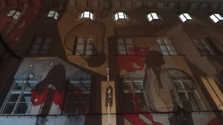 Duncan Matthews (UK): Dark Ideas. Paikka: Sofiankatu. Julkisivuvalaistuksen välineenä on käytetty jopa kahtakymmentä vanhaa piirtoheitintä.