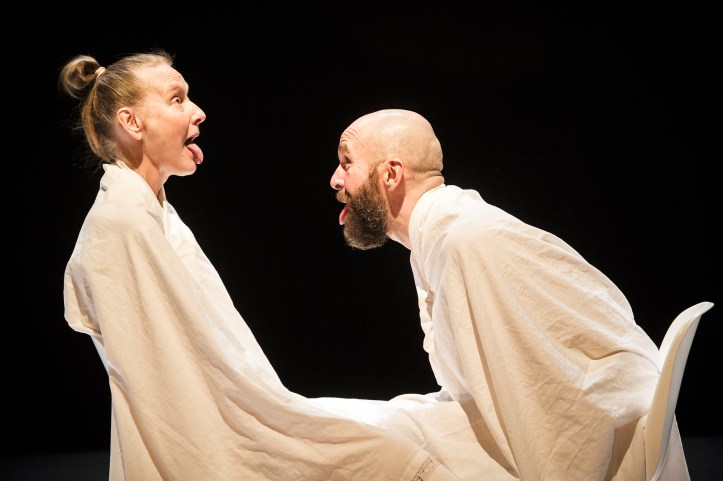 Sanna Kekäläinen ja Janne Marja-aho Hullut-tanssiteoksessa. Kuvaaja:  Uupi Tirronen 